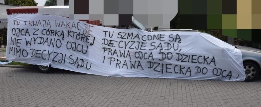 Zdesperowany ojciec walczy o dziecko. Protestuje przed domem, w którym jest jego była partnerka z córką