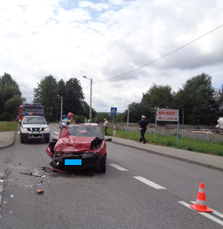 Wypadek w miejscowości Podłęże. Zderzyły się dwa auta, dwie kobiety poszkodowane [ZDJĘCIA]