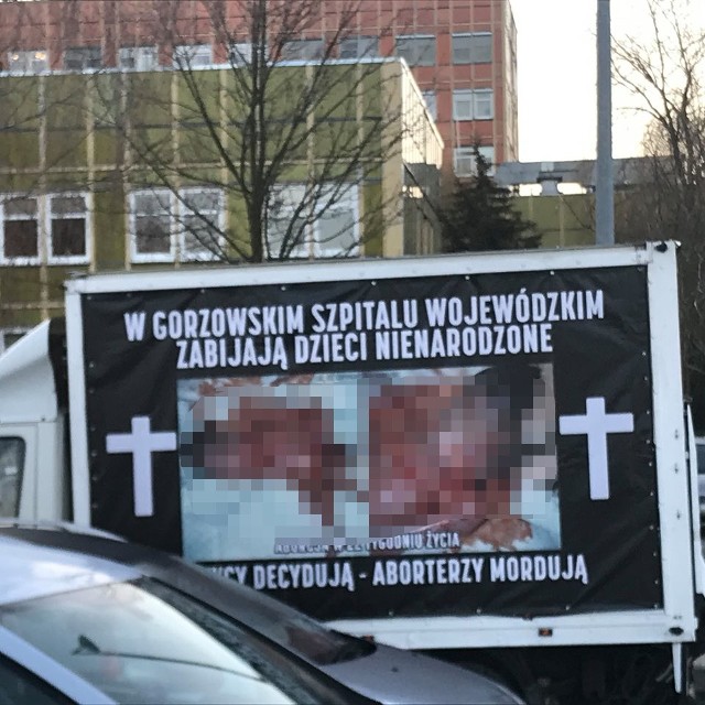 Ciężarówka antyaborcyjna zaparkowała  pod gorzowskim szpitalem.