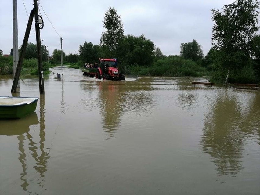 Woda zalała Buszkowice pod Przemyślem i odcięła ludzi od świata [ZDJĘCIA]