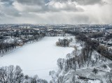Niesamowite zimowe zdjęcia Zalewu Nowohuckiego z lotu ptaka [ZDJĘCIA Z DRONA]