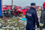 Wypadek śmiertelny na przejeździe kolejowym w Chociszewie. Tir zderzył się z szynobusem. Nie żyje kierowca tira             