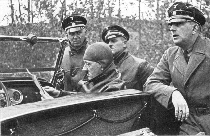 Wódz NSDAP w Mercedesie podczas jednej z podróży po...
