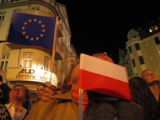 Dokładnie 15 lat temu (1 maja 2004), Polska stała się częścią Unii Europejskiej. Od tamtego pamiętnego wydarzenia wspólnie z innymi państwami zaczęliśmy "pełniej" tworzyć gospodarkę i politykę Europy. W ciągu tych 15 lat w Lubuskiem zrealizowano projekty o wartości 26 mld zł, - z czego dofinansowanie z UE wyniosło 16 mld zł, w tym: w latach 2004-2006 - 1,3 mld zł, w latach 2007-2013 - 8,8 mld zł, w latach 2014-2020 w Kontrakcie Terytorialnym zapisanych jest 12 mld zł. Nasz kraj dołączył do grona wspólnoty europejskiej na mocy Traktatu akcesyjnego podpisanego 16 kwietnia 2003 roku w Atenach. Warto jednak zaznaczyć, że proces integracji Polski z Unią Europejskiej rozpoczął się na długo przed 1 maja 2004. Już 8 kwietni nasz kraj złożył wniosek o to aby stać się państwem członkowskim. 1 maja jest wyjątkową okazją, kiedy świętujemy dzień wejścia Polski do UE. W wielu miastach rozbrzmiewa "Oda do radości", wywieszane są unijne flagi. My jednak cofnijmy się w czasie o te 15 lat. Zobaczcie, jak 1 maja 2004 roku witaliśmy w Lubuskiem Unię Europejską.Zobacz również: A. Duda: Unia Europejska się u nas sprawdziła, a my sprawdziliśmy się w Unii EuropejskiejŹródło:TVN24POLECAMY RÓWNIEŻ PAŃSTWA UWADZE:15 lat temu to Aleksandra Górecka i Kacper Zwieruho dali u nas hasło: Polska jest w Unii Europejskiej