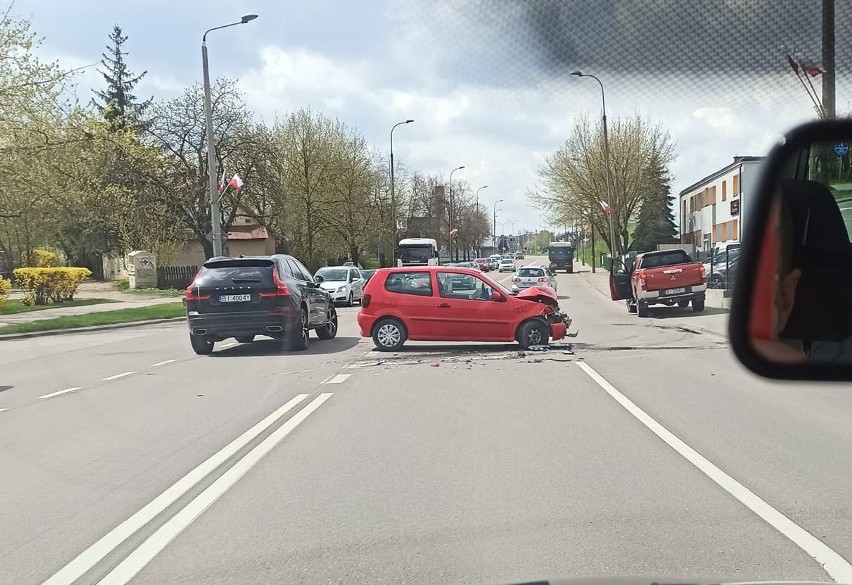 Wypadek na skrzyżowaniu ulic Poleskiej i Włókienniczej. Kobieta trafiła do szpitala po zderzeniu mitshubishi z volkswagenem [ZDJĘCIA]