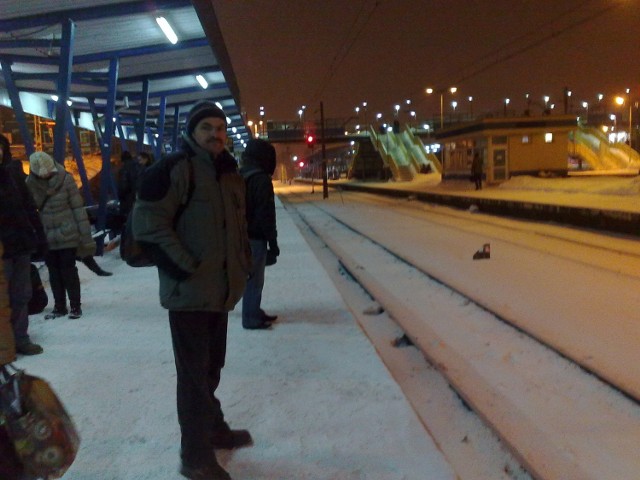 Ludzie czekają na peronie na pociąg w kierunku Gryfina.