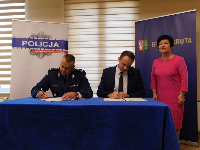 List intencyjny w sprawie przywrócenia posterunku podpisali komendant Paweł Spychała (od lewej) i Waldemar Kurkowski, wójt gminy Gruta