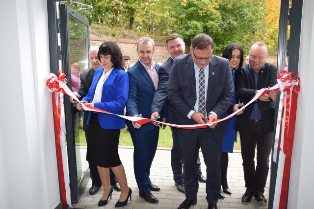 Uroczyste otwarcie Centrum Wsparcia III Sektora w Nysie w październiku 2019 roku. NIK ma zastrzezenia do tej inwestycji. W środku burmistrz Kordian Kolbiarz i prezes ARN Bogdan Wyczałkowski.