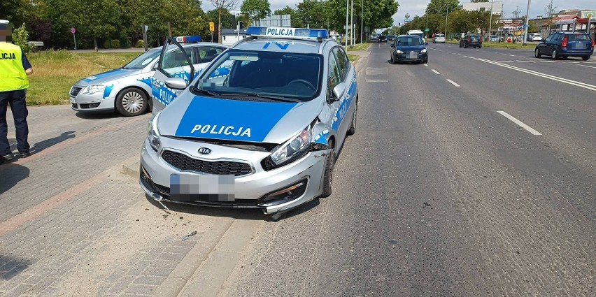 Radiowóz policyjny rozbity w Słupsku. Funkcjonariusz ukarany mandatem [ZDJĘCIA]