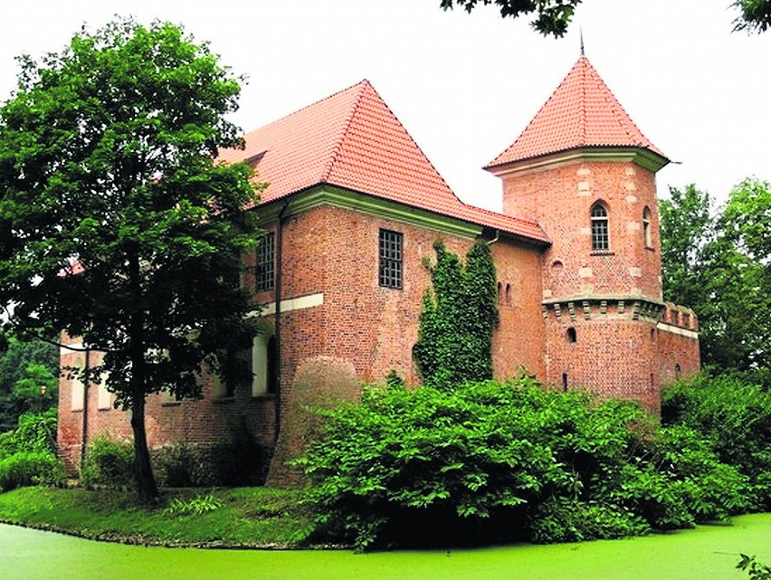 Jednym z najlepiej zachowanych jest zamek w Oporowie -...