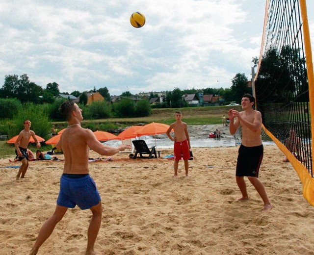 Na plaży można aktywnie spędzać czas. Jest też wypożyczalnia parasoli