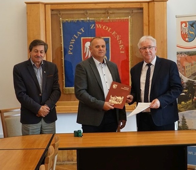 Umowę podpisali od lewej: wicestarosta Waldemar Urbański, Marek Baran z firmy MARCBUD oraz starosta Stefan Bernaciak.
