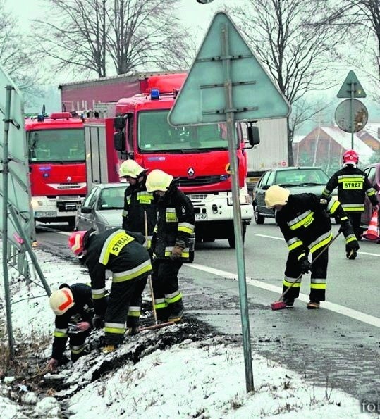 Strażacy ze strumieńskiego OSP podczas akcji w Zbytkowie