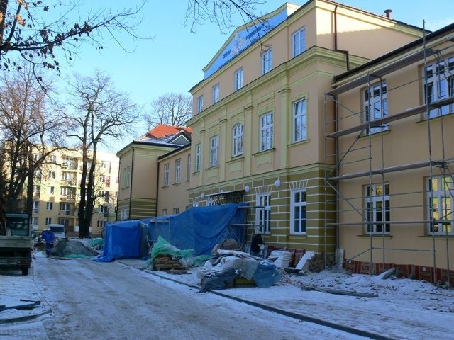 Po ponad dziesięciu latach od zamknięcia pomieszczeń, za kilka dni odbędzie odbiór odremontowanej najstarszej zabytkowej części Szpitala Wojewódzkiego w Tarnobrzegu pawilonu A.