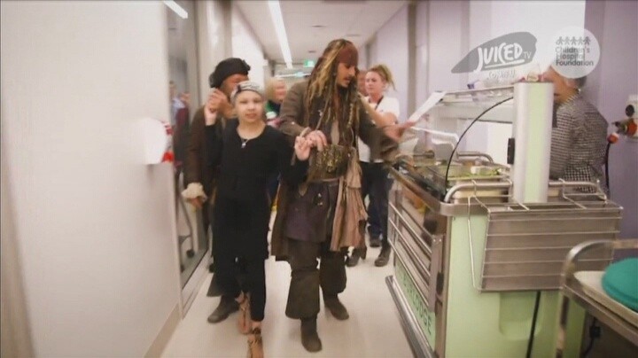 Johnny Depp odwiedził dzieci w szpitalu. Przebrany za Jacka Sparrowa [WIDEO]