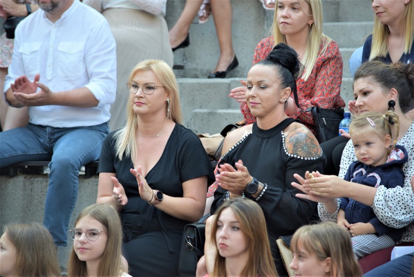 Koncert Sylwii Grzeszczak w Białymstoku. Mieszkańcy bawili się przy jej hitach na gali Fundacji Naszpikowani (zdjęcia)