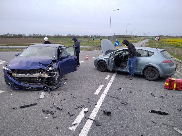 Groźne zderzenie dwóch samochodów osobowych przy wjeździe na S7 w Cedrach Małych (powiat gdański)!