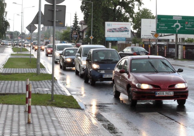 Po południu na wylocie w stronę Skaryszewa tworzą się ogromne korki, które sięgają alei Grzecznarowskiego i blokują rondo Matki Bożej Fatimskiej.