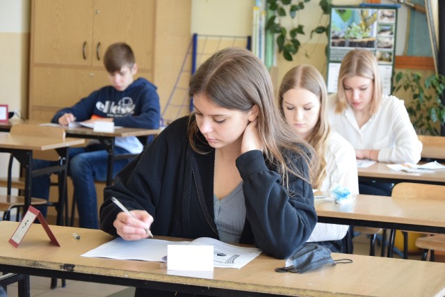 Próbny egzamin ósmoklasisty w Szkole Podstawowej numer 4 imienia Mikołaja Kopernika w Tarnobrzegu.