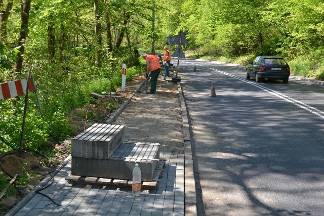 Ekipie z zakładu komunalnego na ulicy Nakielskiej pozostało do wyłożenia kostką brukową ledwie 200 metrów chodnika