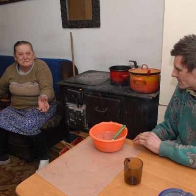 75-letnia Anna Rzymska płacze, że od miesiąca mieszka z synem Kazimierzem w blaszanym baraku na 18 m kw.