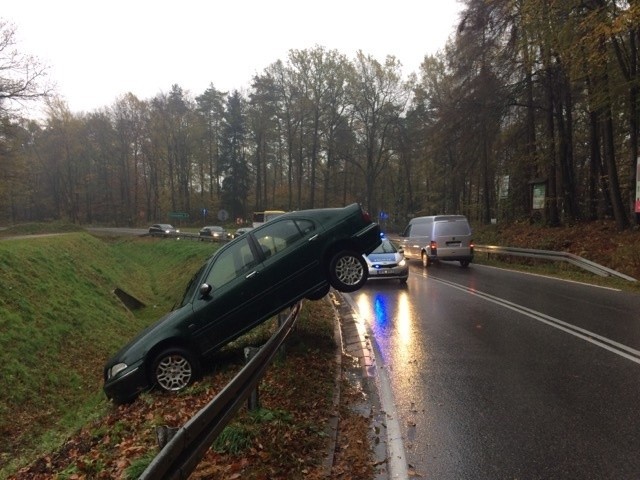 Samochód zawisł na barierkach przy drodze wojewódzkiej w Piotrkowicach