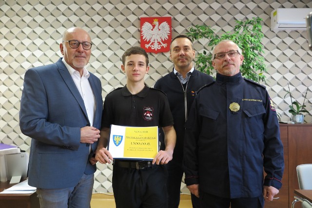 Młody strażak Michał Konarski został nagrodzony za udzielenie pomocy poszkodowanemu mężczyźnie.
