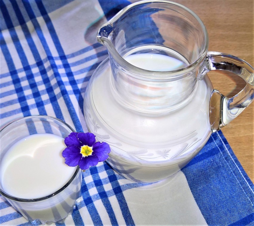 Mleko krowie zawiera w sobie białko – kazeinę.