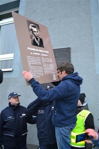 Częstochowa: Poseł Jaskóła przepychał się z policją, która broniła tablicy z sierpem i młotem