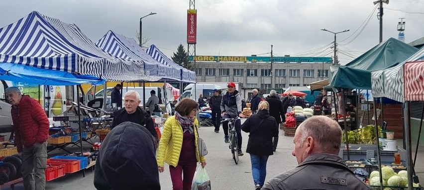 Pogoda nie zachęcała do zakupów w sobotę 1 października w...