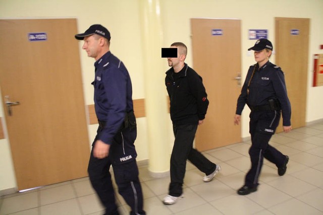 Oskarżony 31-letni Sebastian C. prowadzony na ogłoszenie wyroku przed Sądem Okręgowym w Krakowie. Usłyszał 6 lat pozbawienia wolności za  matkobójstwo