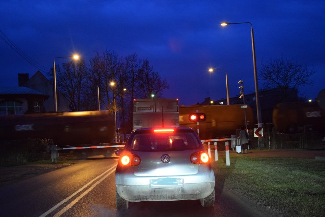 Zmora kierowców, rowerzystów i pieszych - przejazd na wschodnich rogatkach miasta.