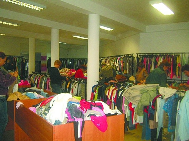 Ci, którzy zaglądają do sklepów z odzieżą używaną cieszą się, że w Grajewie przybyło kilka nowych punktów sprzedaży
