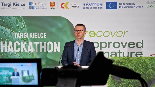 Damian Kuźnowicz, project coordinator w Fundacji Edukacji i Dialogu Społecznego „Pro Civis” podczas webinaru dotyczącego Targi Kielce Hackathon, w którym wzięło udział 50 podmiotów.