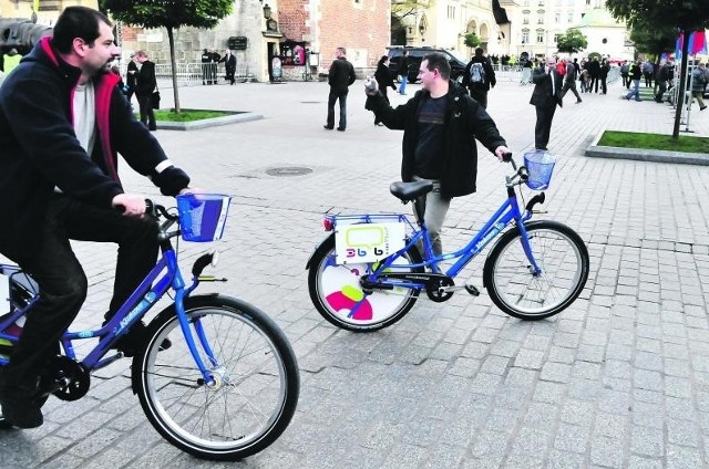 Krakowianie i turyści mają do dyspozycji prawie sto niebieskich rowerów