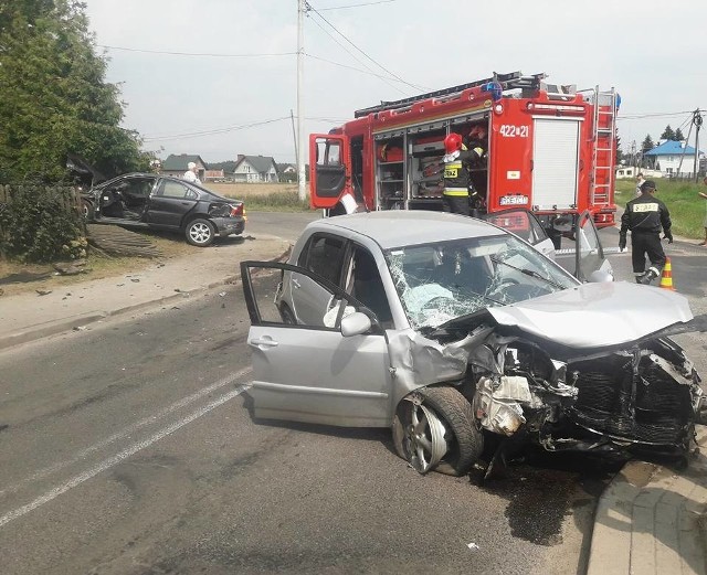 Do groźnie wyglądającego zdarzenia doszło w niedzielę na skrzyżowaniu ul. Kraszewskiego z ul. Paderewskiego w Pilźnie. W wyniku zderzenia volvo z toyotą, poszkodowane zostały 3 osoby.Zobacz także: "Cud, że ktoś przeżył". Osobówka uderzyła w naczepę tira, zginęło dwoje dzieci