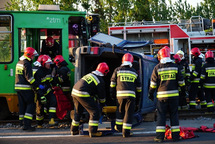 Zderzenie samochodu z tramwajem, zakleszczony motorniczy i...