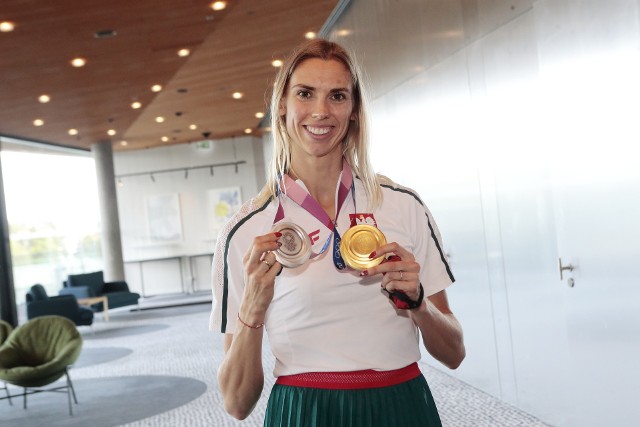 Iga Baumgart-Witan zdobyła dwa medale na igrzyskach olimpijskich w Tokio. Biegaczka BKS Bydgoszcz wywalczyła złoto w sztafecie mieszanej 4x400 metrów oraz srebro w sztafecie 4x400 m kobiet. Pochodząca z Koronowa opowiedziała nam w szczerej rozmowie ile musiała ponieść wyrzeczeń, z jakimi przeciwnościami musiała się mierzyć, jak wielką pomoc i wsparcie miała od rodziny, o tym czy w tak dużej grupie osób zdarzają się konflikty i jakie wrażenie zrobiła na niej Japonia.Aby przeczytać wywiad prosimy przesuwać placem po ekranie smartfonu lub strzałkami w komputerze>>>