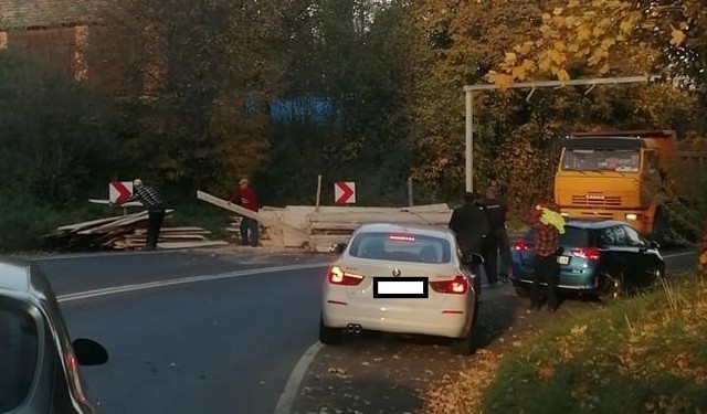 Traktorzysta zgubił ładunek na DK 52 w Kleczy Dolnej.