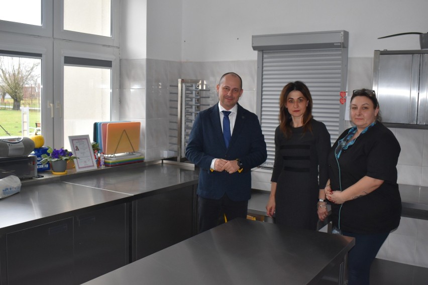 Nowe wyposażenie kuchni i stołówek dla szkół w gminie Tczów