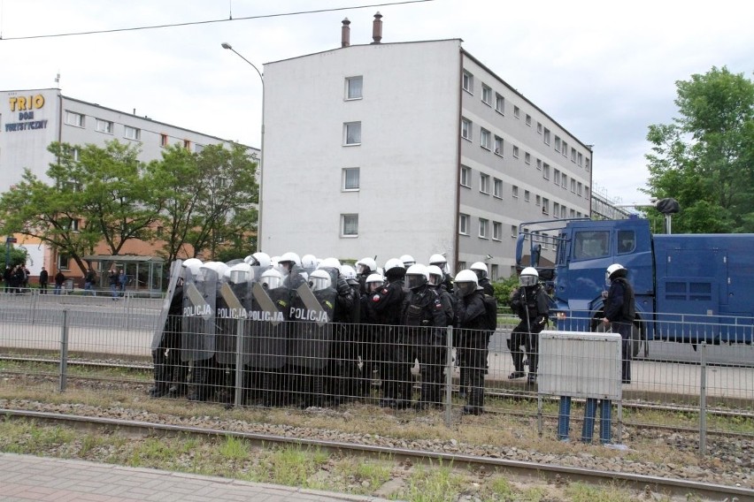 Zamieszki na Legnickiej po śmierci w komisariacie. Rzucali kamieniami w policję