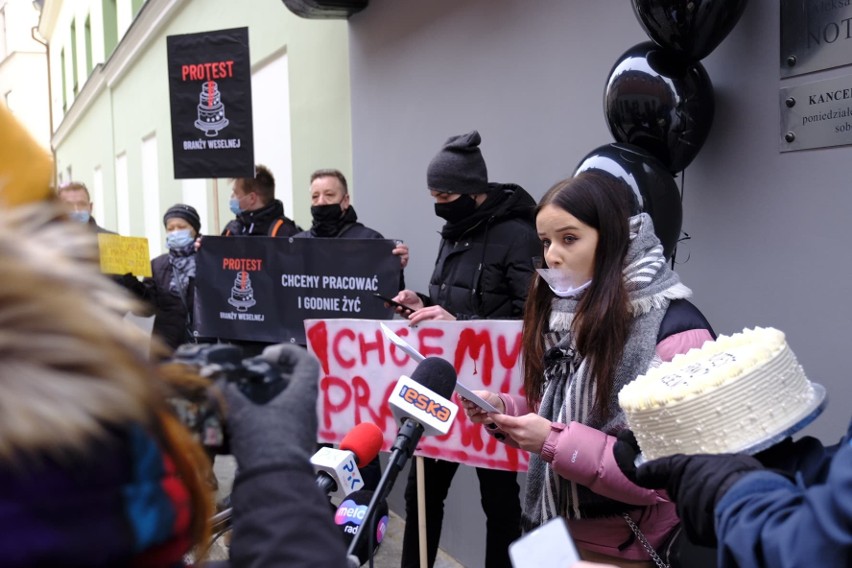 Protest branży ślubnej w Toruniu pod biurem poselskim Iwony Michałek. Mamy zdjęcia