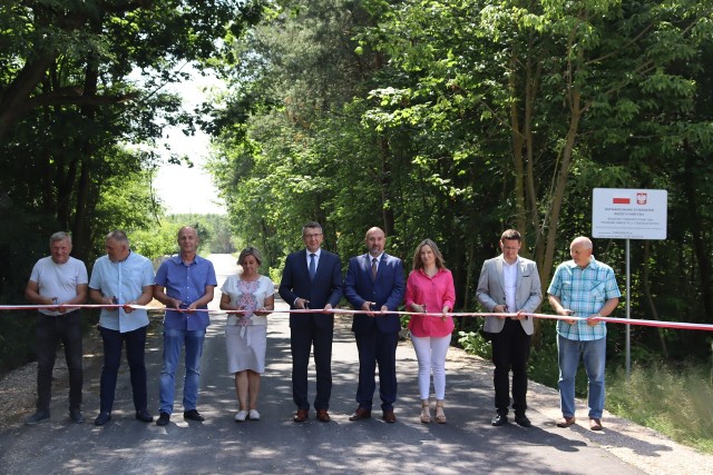 Oficjalny odbiór wyremontowanych odcinków dróg gminnych w pięciu miejscowościach gminy Sobków.