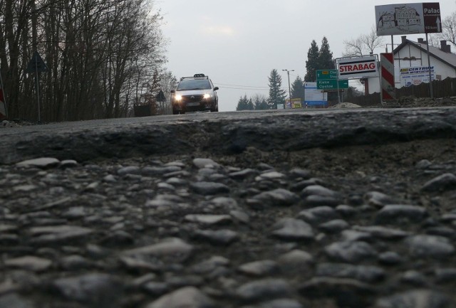 Przy wjeździe do Staszowa od strony Osieka trzeba bardzo uważać, bo różnica poziomów starej i nowej jezdni, jest znaczna. Zarząd dróg zapewnia, że drogowcy szybko usuną ten feler.