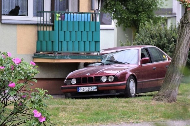 Kalisz 18latek rozbił BMW na ścianie bloku [FOTO, WIDEO