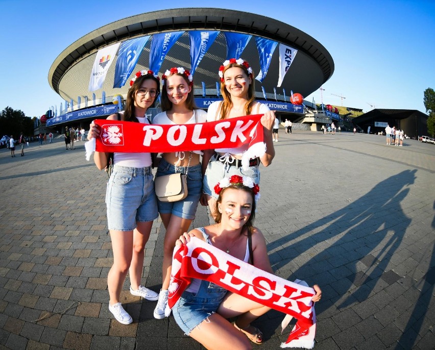 Kibice przed Spodkiem czekali na mecz Polska - Bułgaria...