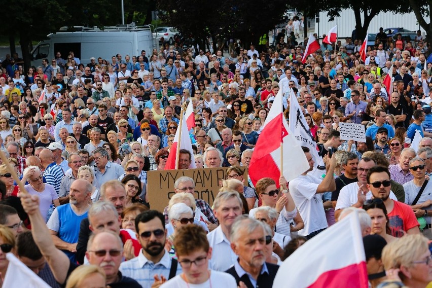 Protest na Placu Solidarności przeciwko reformie sądów. Przyszedł tłum [zdjęcia, wideo] 