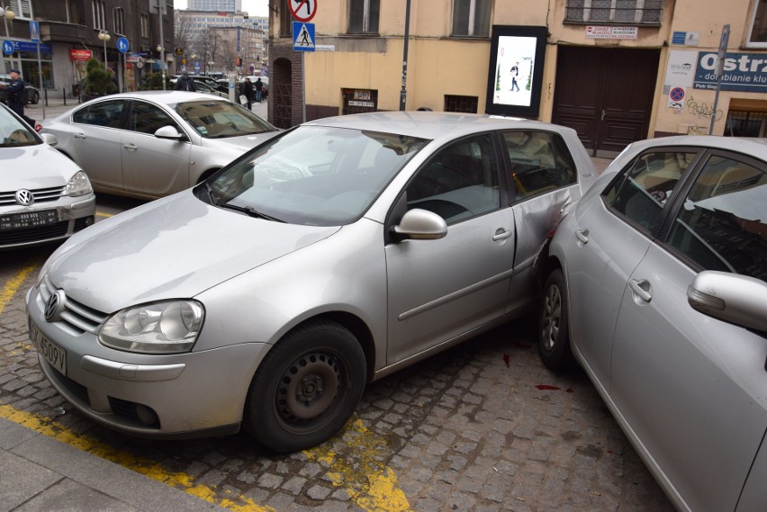 Porozbijane samochody na ul. Słowackiego w Katowicach....