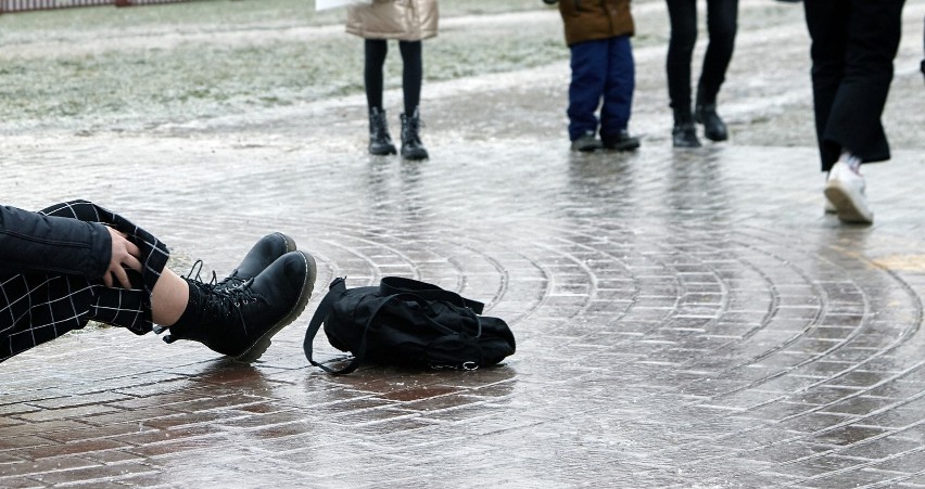 Śliskie schody, chodnik czy podjazd stwarzają zagrożenie dla...