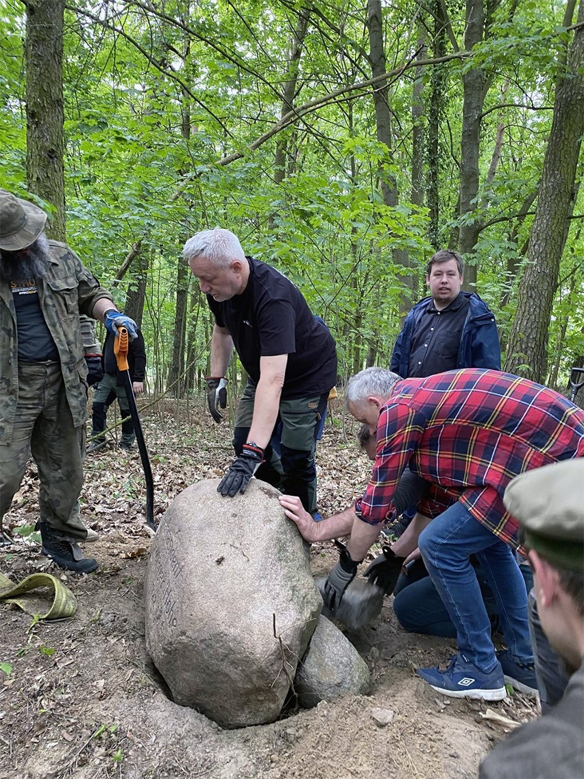 Odnaleźli głaz prezydenta. Zabytkowy pomnik w szczecińskim Skolwinie [ZDJĘCIA]